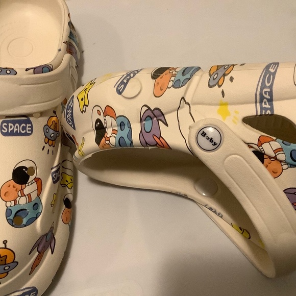 Boys Girls Clogs Kids Classic Garden Water Clogs Astronaut Print 36-37 - Picture 7 of 12